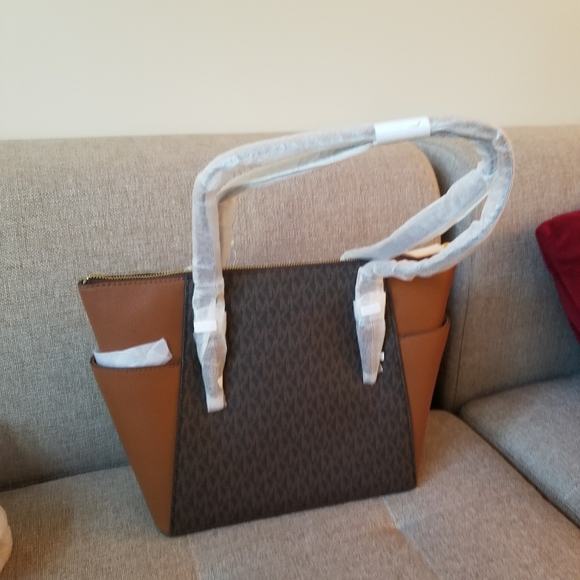 Michael Kors Tote Bag - Picture 4 of 6